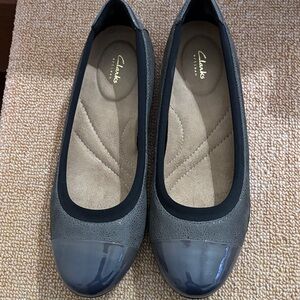 Clarks Women's Two-Tone Gray Flats
